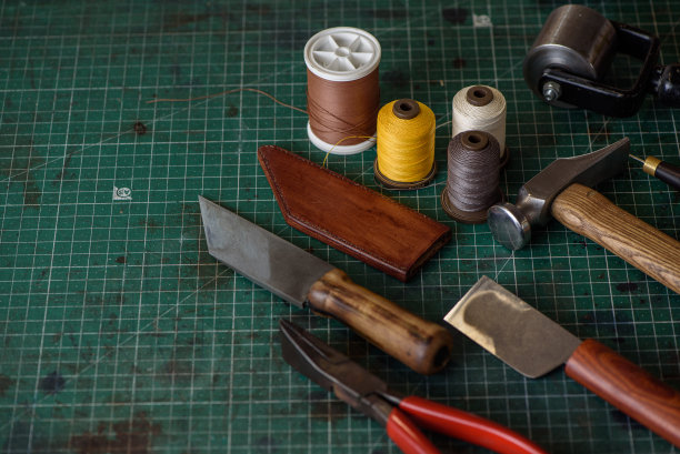 在车间的切割和工装板上铺鞋工具。手工制鞋的工作场所。副本的空间。图片下载