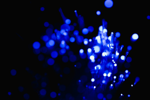 抽象绿色在黑色散景背景叠加。图片下载