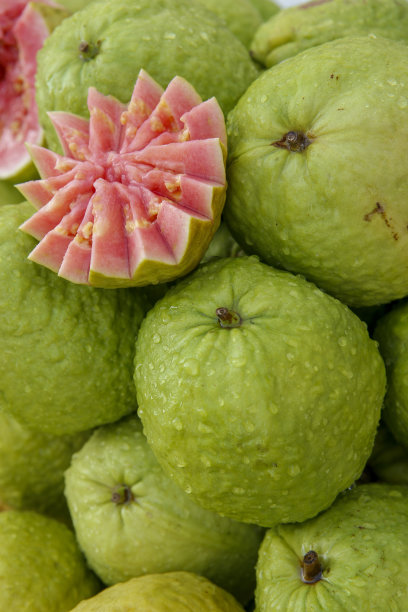 番石榴堆的特写，切片和整体图片下载