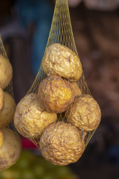 百香果篮悬挂在市场摊位上图片下载