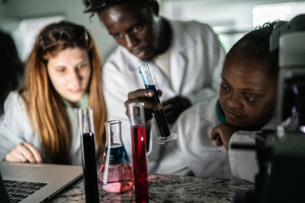 一群在实验室做实验的学生-包括有特殊需要的人图片下载