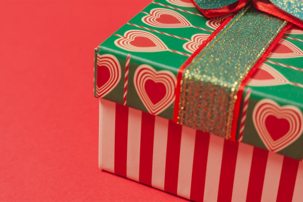 红底红心的礼盒。图片下载