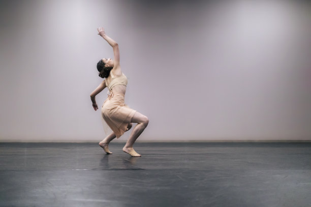 年轻女孩在舞台上表演现代舞图片下载