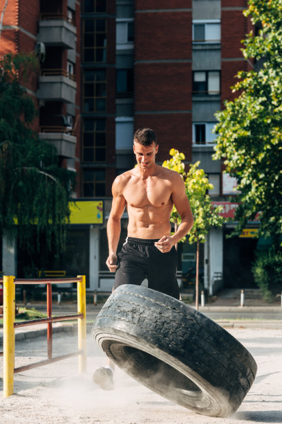 肌肉发达的白人运动员用轮胎锻炼图片下载