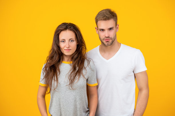 男孩和女孩在一起。团聚。浪漫关系的概念。时尚和美丽。图片下载