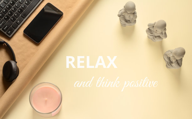 在获取负面信息和使用技术之间找到平衡。把电子设备推到一边，给三个聪明的和尚让路。题词“放松，积极思考”。图片下载