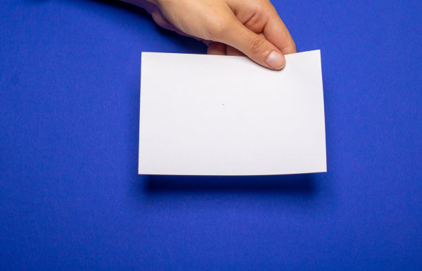 一个女人拿着蓝色背景的空白字母图片下载