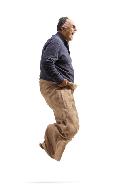 年长的男人参加麻袋赛跑图片下载