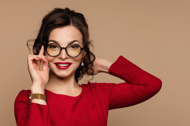 戴圆眼镜的女性图片下载