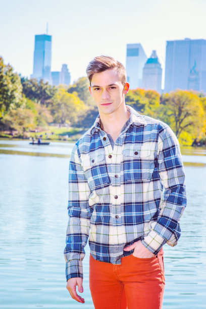 在纽约市户外的年轻人的肖像图片下载