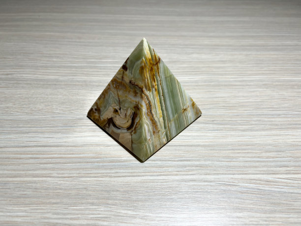 装饰金字塔的玛瑙特写。金字塔的美丽的玛瑙石图片下载