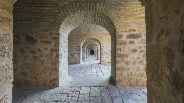 SHEKI,阿塞拜疆。在阿塞拜疆的Sheki, Caravanserai(或caravanary)建筑走廊。这座建筑建于18世纪。图片下载