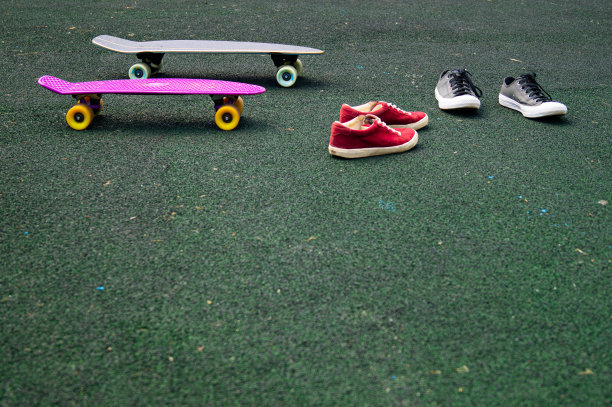 运动绿地上的滑板运动鞋图片下载