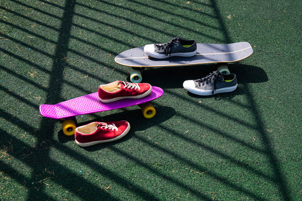 运动绿地上的滑板运动鞋图片下载
