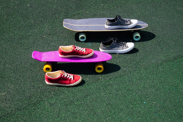 运动绿地上的滑板运动鞋图片下载
