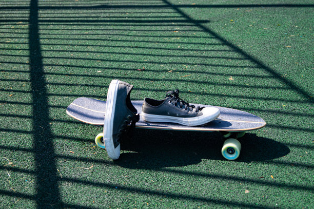 灰色的男子运动鞋在灰色的滑板上图片下载