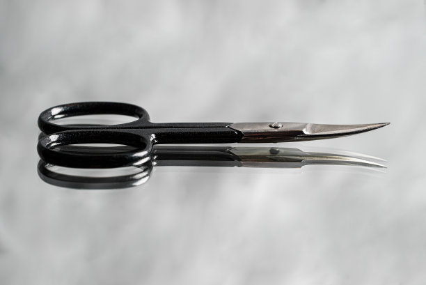 银色指甲剪在镜面上图片下载