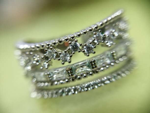 宝石装饰微距照片与抽象模糊的背景图片下载