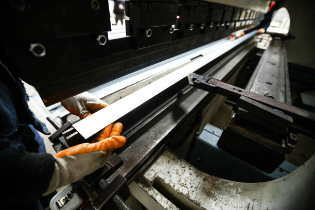 在钢铁厂，工人正在做弯曲钢图片下载