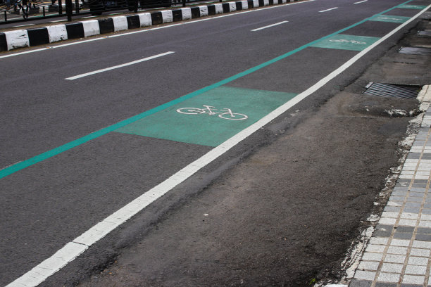 万隆市绿色沥青上的自行车道图片下载