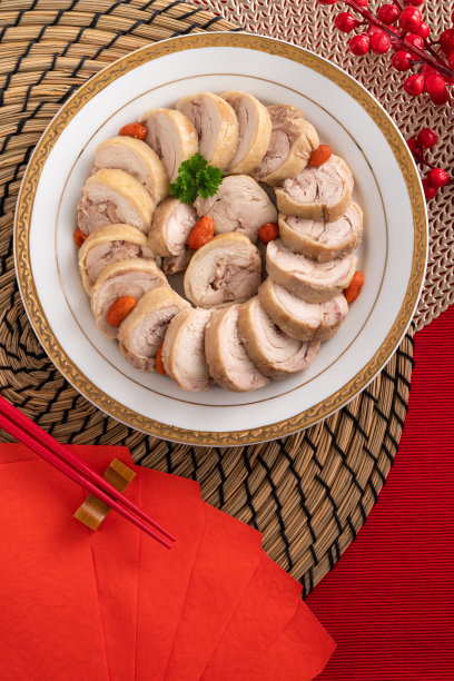 美味的鸡肉卷浸泡在中国的葡萄酒中，是新年的菜肴。图片下载