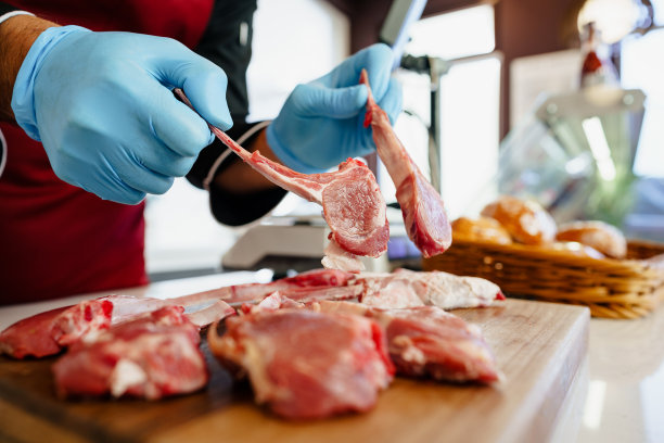 近距离的屠夫设置生羊排骨在肉店图片下载