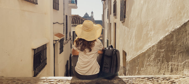 西班牙街头的旅行家和背包客图片下载