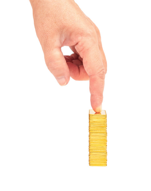 食指指向一堆孤立的金条图片下载
