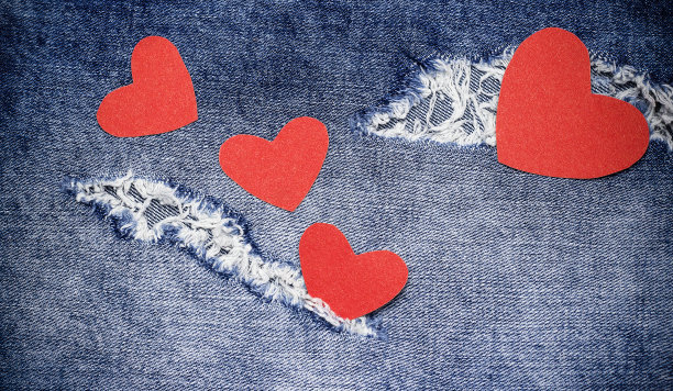 牛仔布上的红心。爱的象征。情人节卡片。图片下载