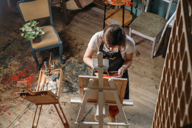 艺术家在工作室里用颜料创作油画图片下载