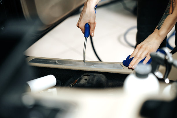 女性清洁汽车沙龙与抛光喷雾在汽车细节服务图片下载