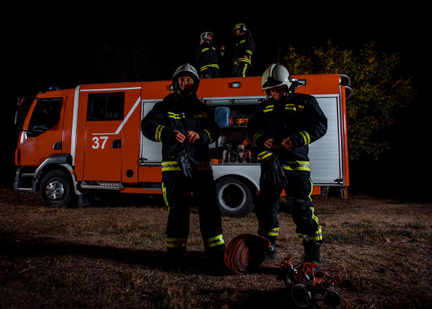 消防队员在工作中图片下载