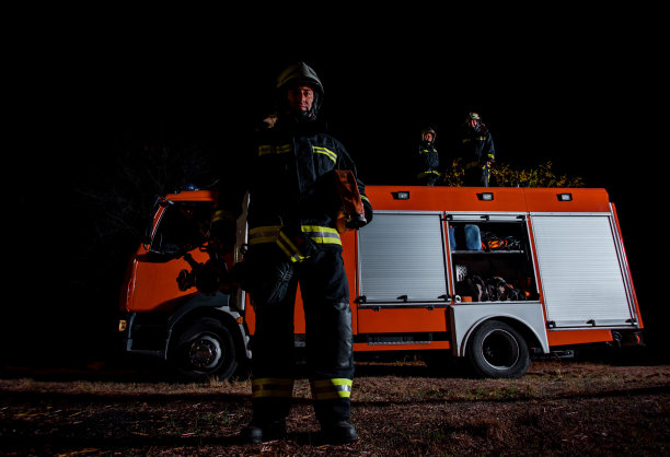 消防队在夜间行动图片下载