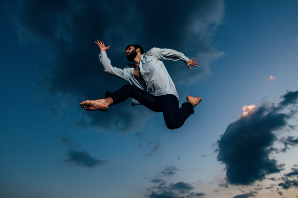 轮廓苗条的嘻哈风格男子跳着舞图片下载