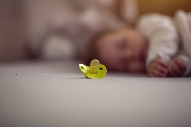 奶嘴。可爱的宝宝睡觉时不用奶嘴图片下载