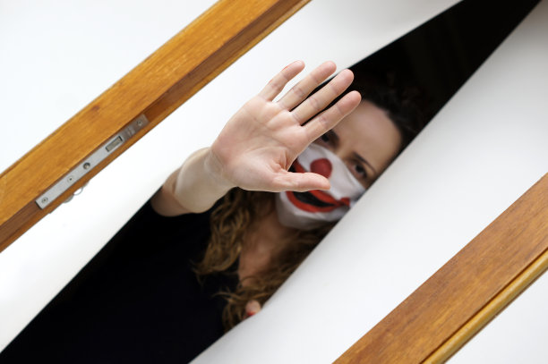 戴着小丑面具的女人，已经厌倦了这场大流行。图片下载