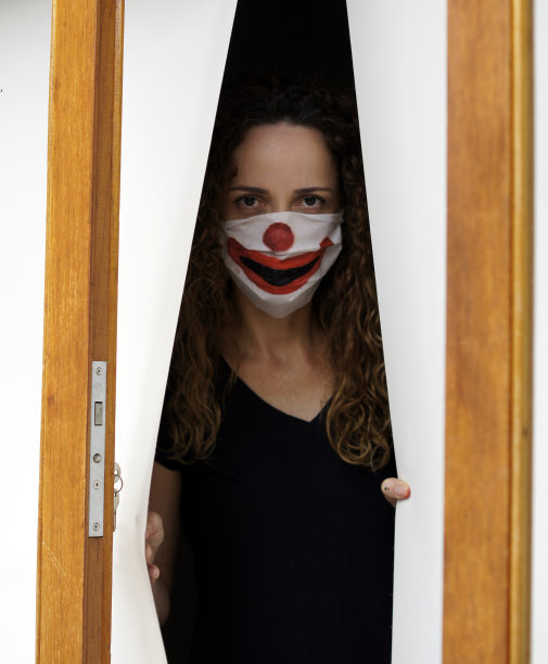 戴着小丑面具的女人，已经厌倦了这场大流行。图片下载