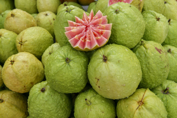 番石榴堆的特写，切片和整体图片下载