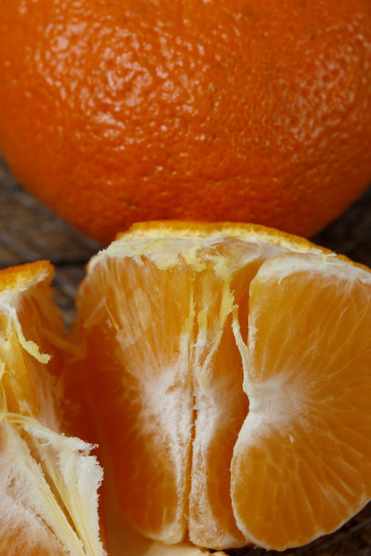 质朴的木桌上放着橘子图片下载