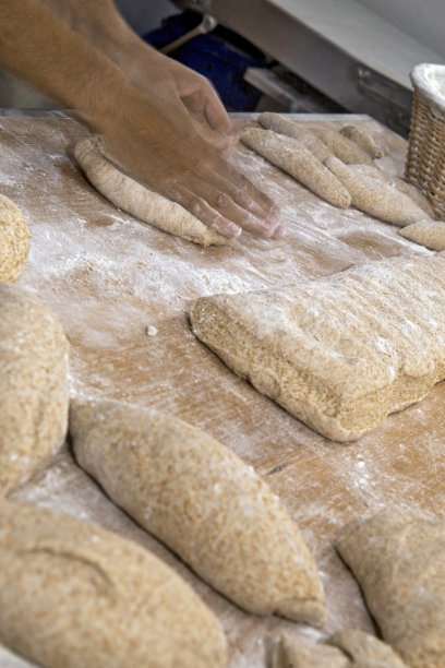面包师为烘烤而制作面包图片下载