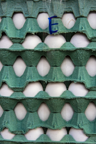 批发市场摊位上成堆的鸡蛋纸箱图片下载