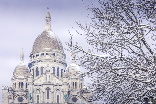 蒙马特尔的白雪下的圣心大教堂图片下载
