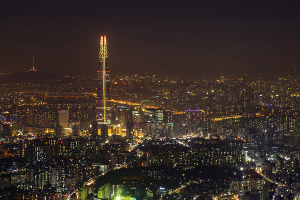 俯瞰韩国首尔市中心附近的乐天大厦和首尔大厦。图片下载