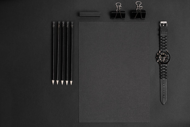 空白的记事本，夹，笔和眼镜平放图片下载