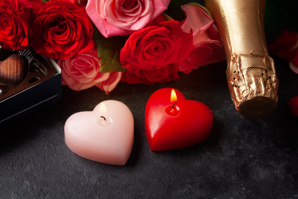 香槟酒瓶和心形蜡烛图片下载