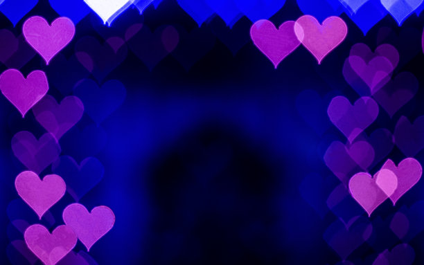 散景背景与紫色和蓝色心黑色背景。爱的概念。情人节主题。自由空间。副本的空间。高质量的照片图片下载