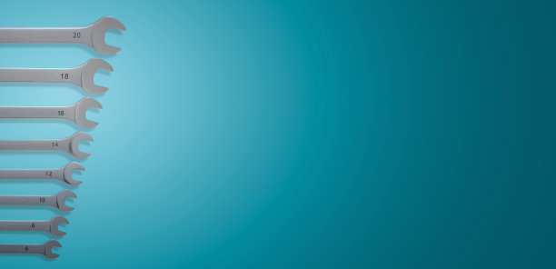 横幅与一套不同大小的车间扳手与阴影在渐变绿松石背景与复制空间。硬件、齿轮和车间工作流程的概念。图片下载