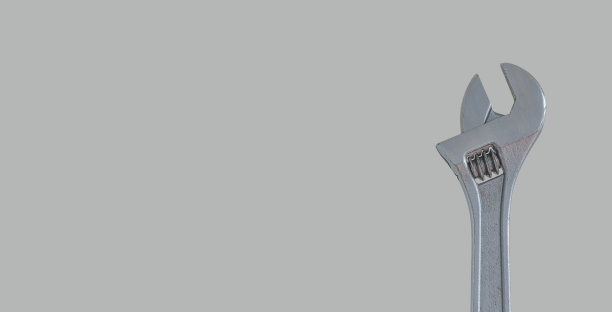 横幅与一个大的金属可调扳手与阴影在坚实的背景与复制空间。硬件，齿轮和车间工作的概念。图片下载