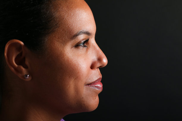 一个美丽年轻女人的肖像图片下载