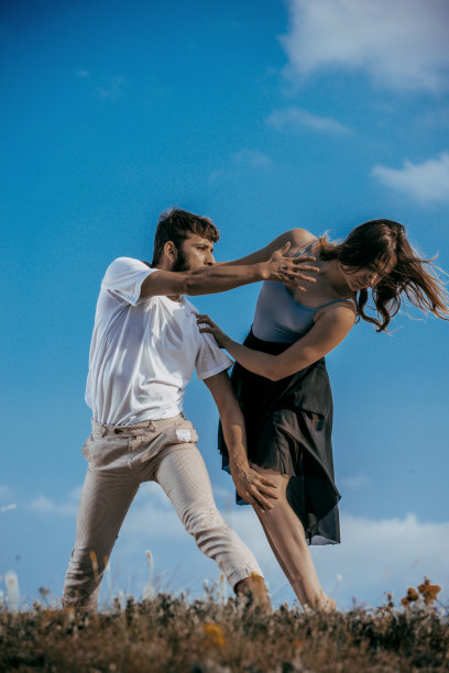 英俊的街舞男孩与苗条，有吸引力的女孩跳舞图片下载